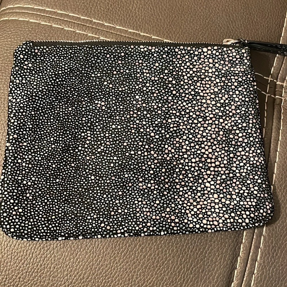 Zipper clutch Cynthia Vincent, very soft to the touch.